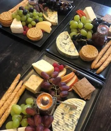 Apartament Peaceful, Relaxing And Warm 2-bedroom, Sleeps 4, Self-catering Galtee Mountain - For Mitchelstown, Cahir, Cashel And Cork, 1hr Drive From 4 Cities *