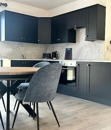 Peaceful, Relaxing And Warm 2-bedroom, Sleeps 4, Self-catering Galtee Mountain - For Mitchelstown, Cahir, Cashel And Cork, 1hr Drive From 4 Cities דירה